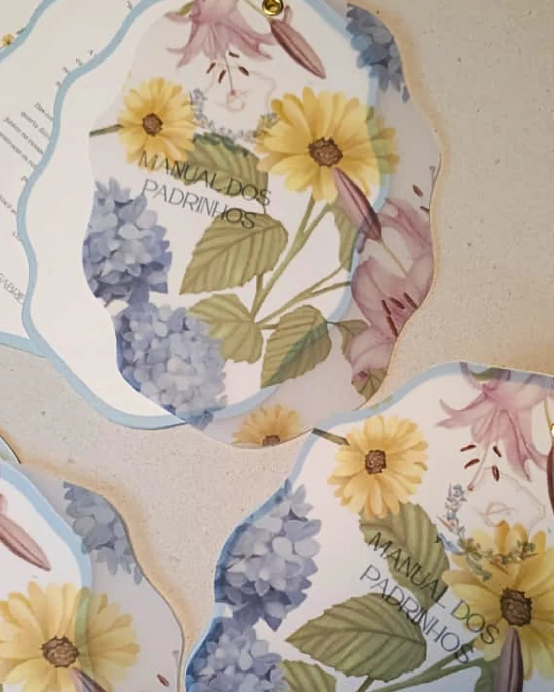 Manual com corte especial e papel vegetal